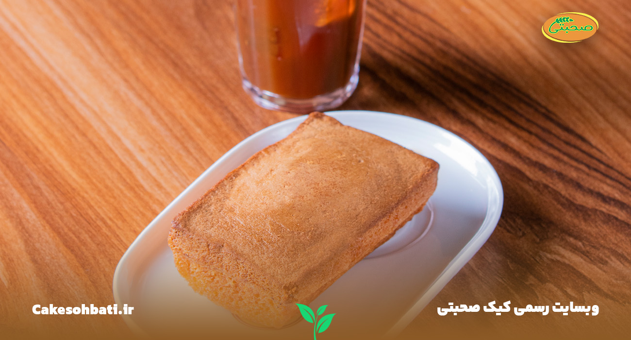 کیک صبحانه صحبتی قرار داده شده درون ظرف که بر روی یک میز چوبی قرار دارد.