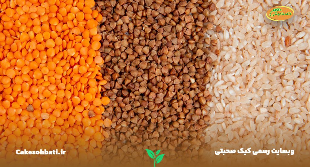 پس‌زمینه‌ای از انواع مختلف غلات: عدس قرمز، گندم سیاه و برنج از نمای بالا.