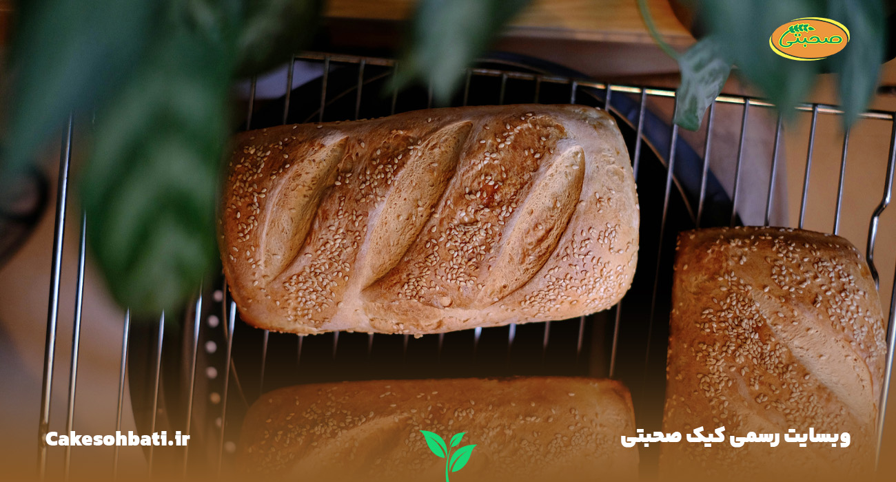 نمای بالا از سه عدد کیک اقتصادی آماده برای پذیرایی.