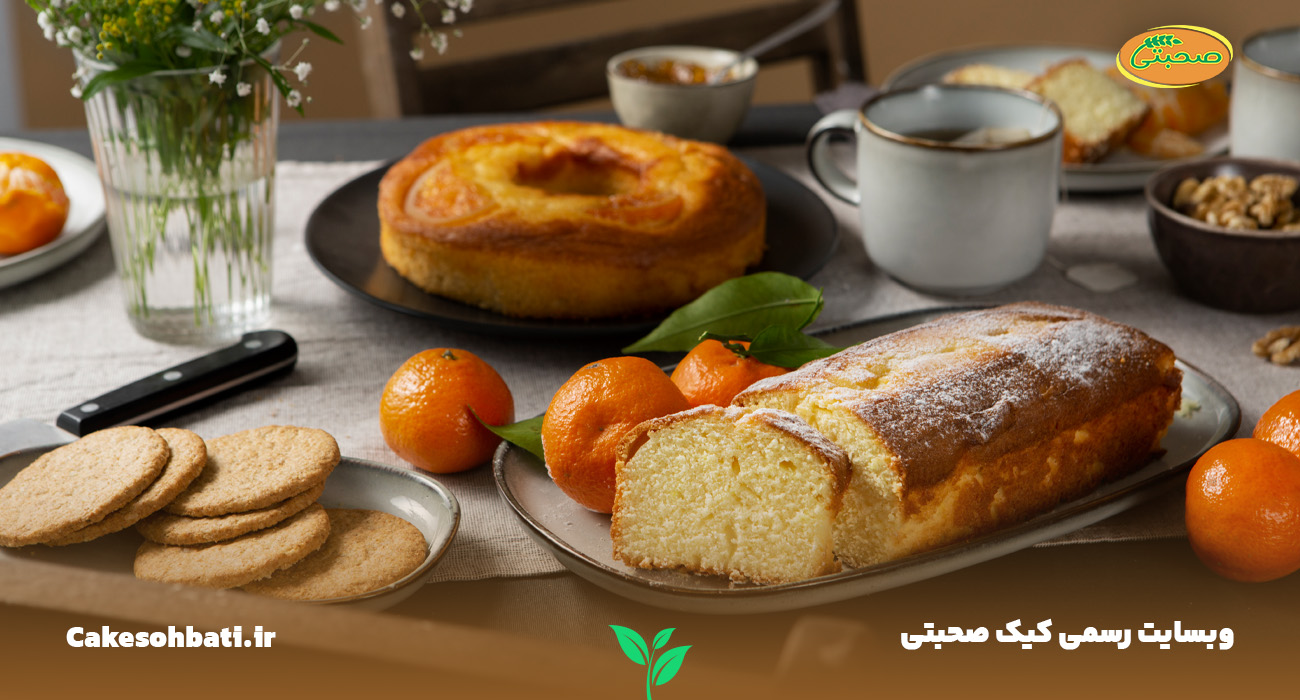 نمایی از یک میز صبحانه که چند کیک صبحانه و پرتغال و گردو بر روی آن چیده شدهاند.