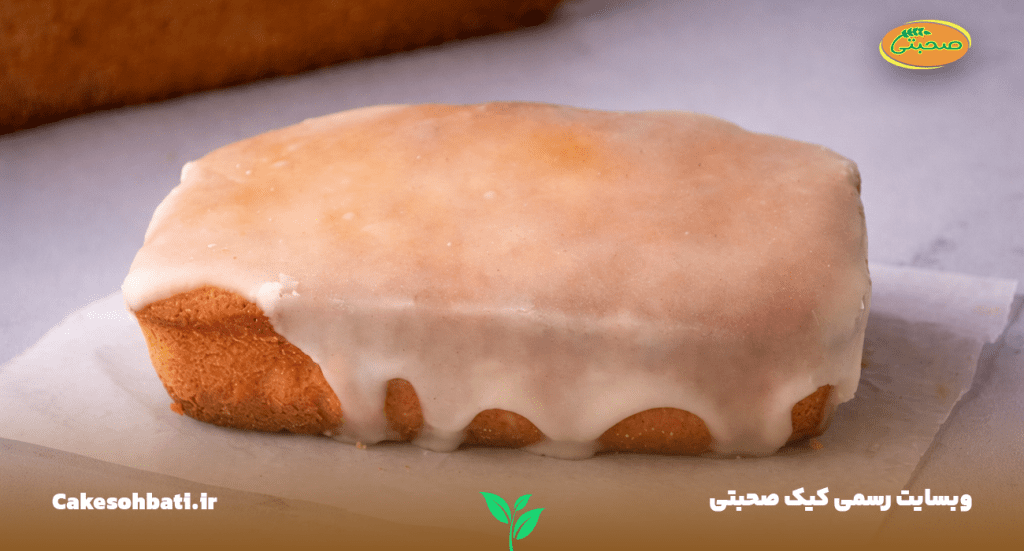 نمای نزدیک از یک بسته‌بندی کرم‌دار که مقدار زیادی کرم تمام آن را پوشانده است.