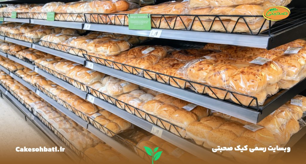 نمایی از چند قفسه بزرگ در فروشگاه که نان و کیک بسته‌بندی پر شده‌اند و این کیک‌ها هم از پخش‌کننده کیک محلی و هم از پخش‌کننده کیک سراری تهیه می‌شوند.